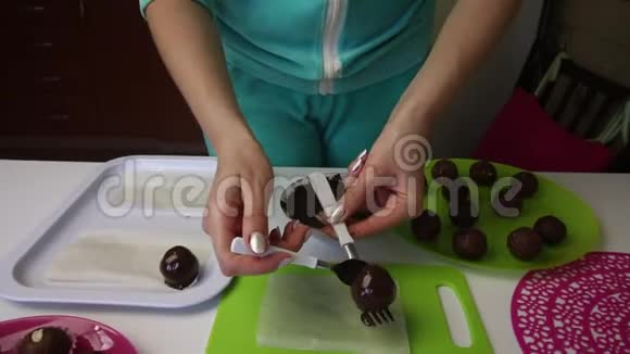 一个女人躺在巧克力海绵蛋糕的表面球上上面洒满了做一个土豆蛋糕盘子旁边是蛋糕的空白视频的预览图