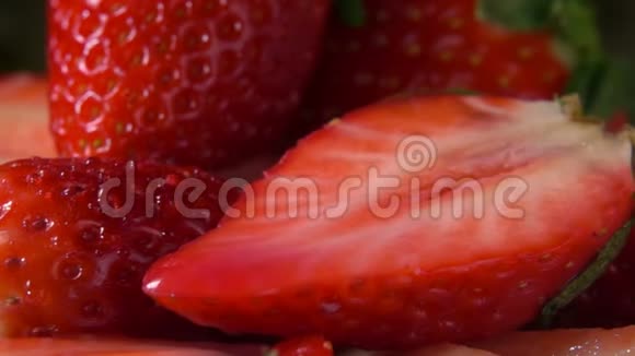 滴在草莓表面的红汁视频的预览图