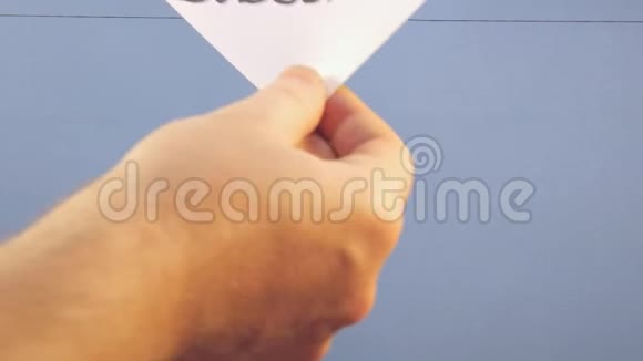 一个男人挂着一张白纸上面写着黑色的铭文在蓝色的背景上订阅视频的预览图