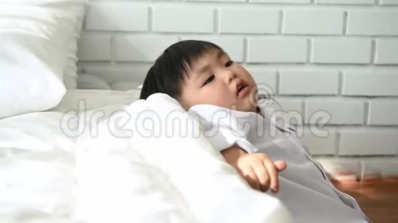 亚洲男孩在卧室早上醒来后在床边放松人们的生活方式和儿童观念快乐的孩子视频的预览图