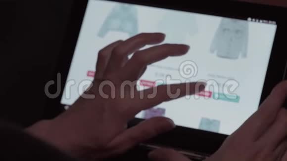 贴身的女人选择和订购衬衫在线与平板电脑在家网上购物视频的预览图