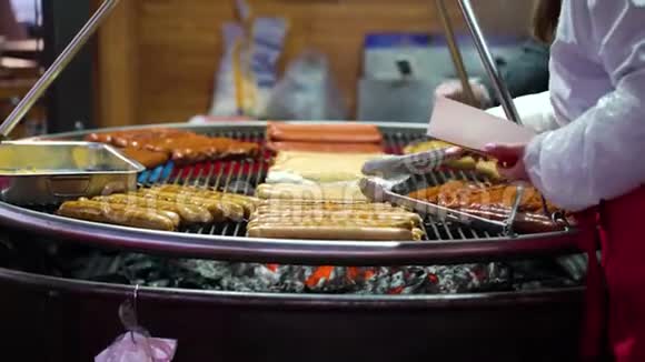 烧烤派对在巨大的木炭烤架上烤肉的香肠视频的预览图