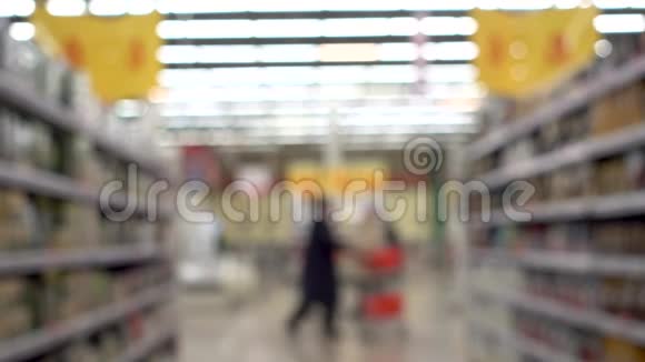 人们在超市购物分散注意力背景模糊有购物车的人视频的预览图