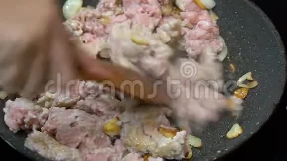 在热的煎锅上煎肉视频的预览图