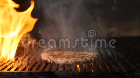 厨师为汉堡慢动作烹饪肉在餐馆里烤汉堡肉厨师手准备汉堡视频的预览图