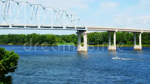 密西西比河在明尼苏达州和威斯康星州之间上面有一座桁架桥下面有一艘船在一个阳光明媚的日子里视频的预览图