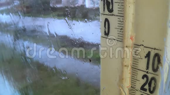 外面下雨的天气窗户玻璃上的水滴雾状温度计刻度视频的预览图
