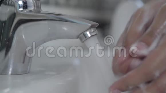 极度特写男性双手洗去肥皂和关水无法辨认的有意识的人在清理手掌视频的预览图