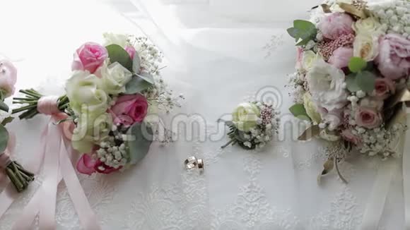 美丽的婚礼花束与白色窗帘上靠近窗户的结婚戒指放在一起视频的预览图
