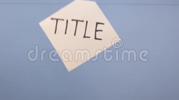 一个男人把一张白纸挂在蓝色背景上上面印着黑色题词视频的预览图