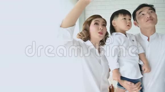 父母指着并看着天花板一个半日本男孩在卧室在家里幸福的家庭和宝宝概念多种疗法视频的预览图