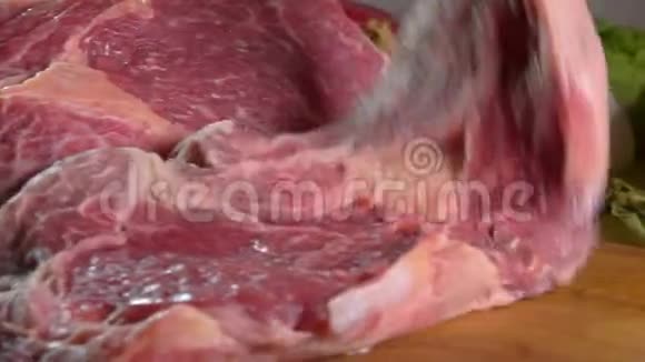 厚肉牛排落在木板上视频的预览图