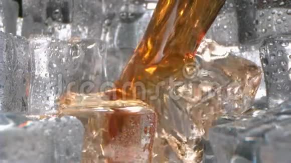 威士忌正在用慢镜头把冰块倒在杯子里视频的预览图