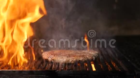 厨师为汉堡慢动作烹饪肉在餐馆里烤汉堡肉厨师手准备汉堡视频的预览图