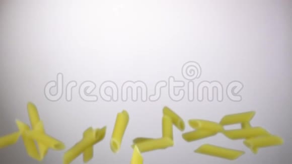 干面粉笔在白色背景上飞起来视频的预览图