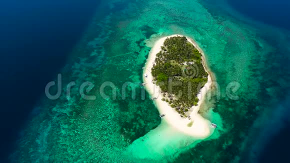 白沙岛在一个大环礁上从上面可以看到热带岛屿有棕榈树有天堂的海景视频的预览图