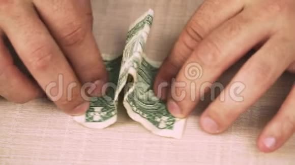 那家伙拿着1美元的钞票特写镜头金钱和财政经济危机视频的预览图