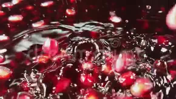 成熟的红石榴粒正落入果汁中视频的预览图