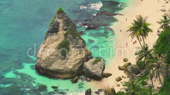 带钻石形状的岩石悬崖和绿松石海水的热带岛屿天堂海滩令人惊叹的美丽和田园风光视频的预览图
