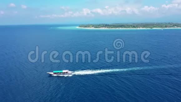 白色和蓝色的旅游摩托艇驶过岛屿视频的预览图