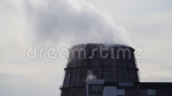 来自工业管道的烟雾环境污染生产工业有毒废物视频的预览图