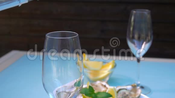 香槟和一盘柠檬和新鲜牡蛎视频的预览图