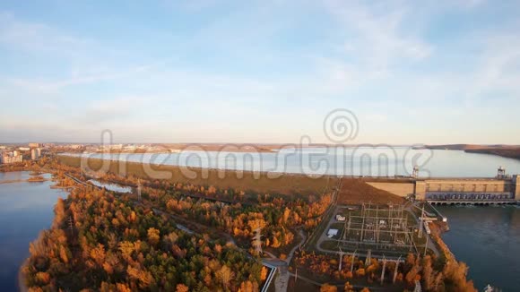 鸟瞰安加拉河和伊尔库茨克大坝水力发电站视频的预览图