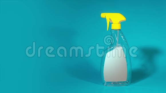 洗涤剂瓶在蓝底上喷涂视频的预览图