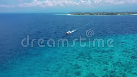 旅游船穿过一望无际的蔚蓝海洋驶向海岛视频的预览图