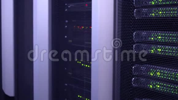 服务器机架靠近数据中心服务器机房运动摄影机视频的预览图