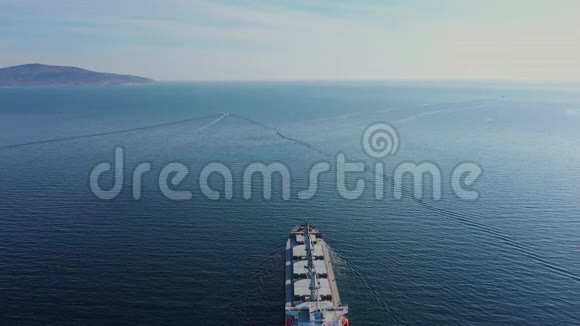 海上超大型货船的鸟瞰图日落时离开港口视频的预览图