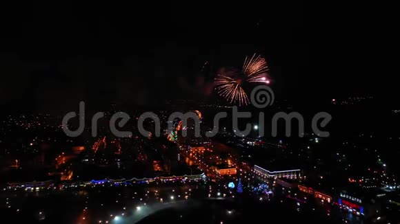 夜空中的烟花空中观景视频的预览图