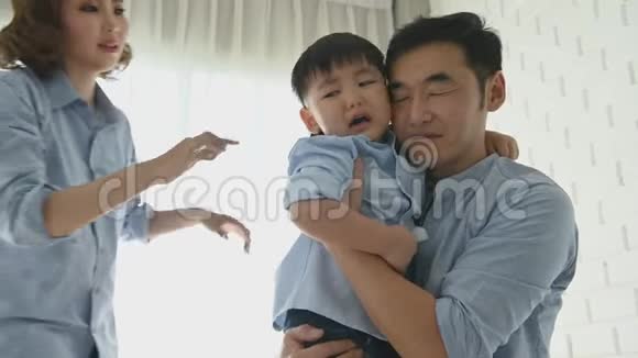 父母来安慰半日本男孩滑倒后他的头被地板击中直到他哭幸福的家庭和宝宝视频的预览图
