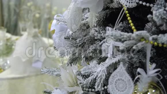 圣诞树和美丽的圣诞餐桌设置视频的预览图
