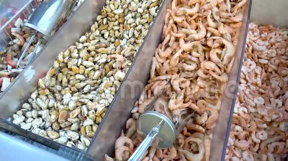 鲜剥冻剥虾特写虾市场视频的预览图