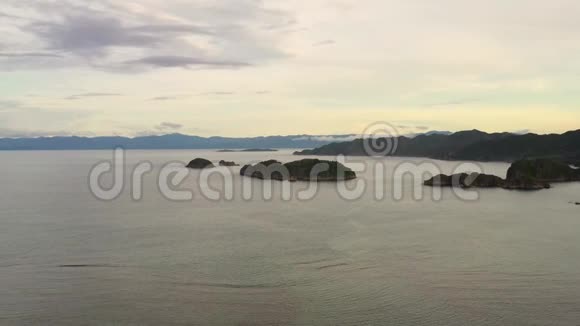 日落时的热带岛屿空中无人机巴拿马群岛菲律宾视频的预览图