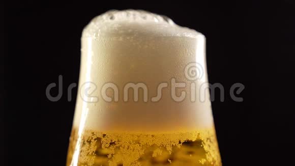 啤酒倒入玻璃泡沫和溢出视频的预览图