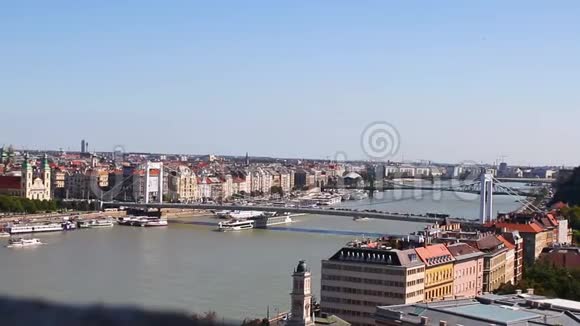 厄泽贝特大桥布达佩斯是匈牙利的首都令人惊叹的城市景观全景视频的预览图