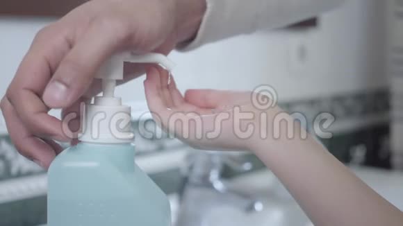 男手推小女孩洗手液父亲在冠状病毒检疫期间照顾女儿健康视频的预览图