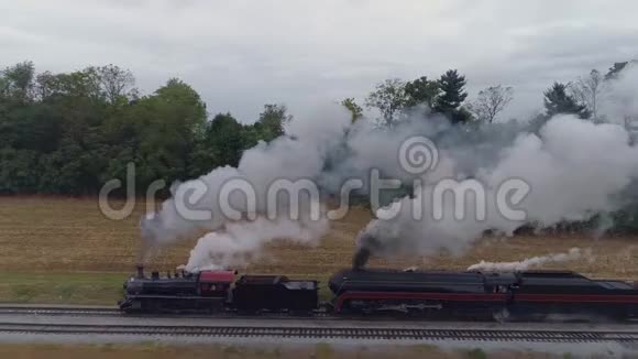 两个蒸汽机车双航向货车沿缓冲航空侧视图视频的预览图