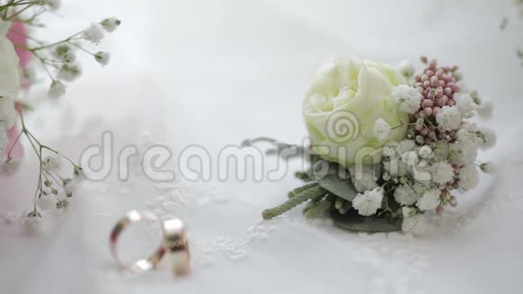 美丽的婚礼花束与白色窗帘上靠近窗户的结婚戒指放在一起视频的预览图