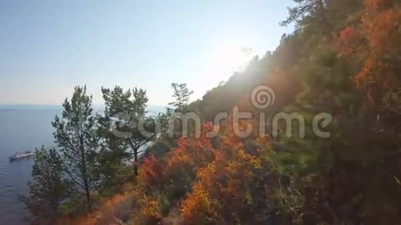 在阳光明媚的秋日海岸陡坡上的下降视频的预览图