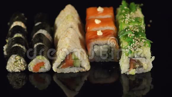黑色背景下的一套寿司的特写视频的预览图