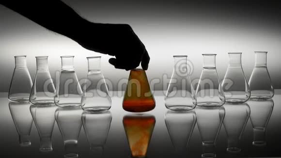 Erlenmeyer瓶用有色化学液体搅拌成圆视频的预览图