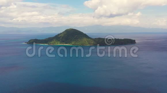 美丽的海湾有一个热带岛屿阿图拉扬岛菲律宾南部Camarines视频的预览图