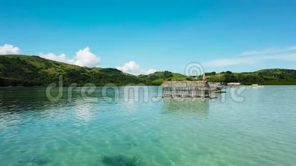 卡拉莫恩群岛的曼拉维桑德巴尔浮动别墅一个有漂浮的裤裆的泻湖俯视视频的预览图
