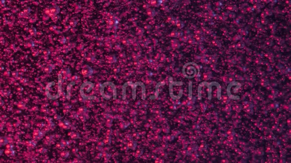 在紫色背景下小透明气泡在液体下上升摘要视频的预览图