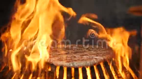 在烤架上慢慢煮肉做汉堡火焰从网格中升起精美慢动作美食视频汉堡视频的预览图