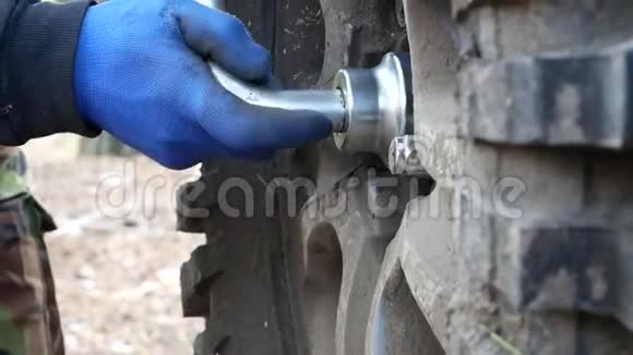 机械师用扳手拧开车轮上的螺母视频的预览图