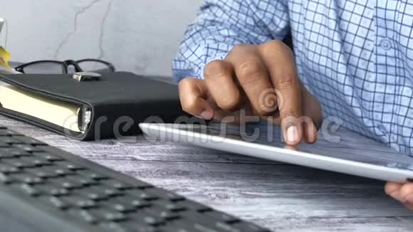 在办公桌上用数码平板电脑拉近人手视频的预览图